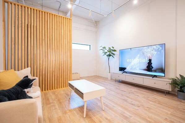 Superior Villa | Living area | 65-inch flat-screen TV with cable channels - REPOS tsuruhashi (Osaka)