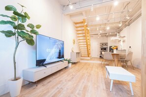 Villa Supérieure | Coin séjour | Télévision à écran plat de 65 pouces avec chaînes par câble