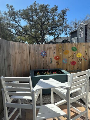 Property grounds - Cozy RV in Tampa, Hyde Park area with WiFi, AC.  Close to UT, downtown.   (Tampa)