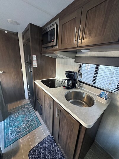 Cozy RV in Tampa, Hyde Park area with WiFi, AC.  Close to UT, downtown.  
