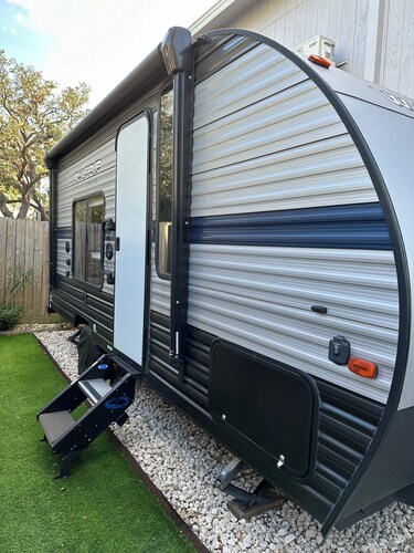 Cozy RV in Tampa, Hyde Park area with WiFi, AC.  Close to UT, downtown.  