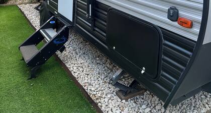 Cozy RV in Tampa, Hyde Park area with WiFi, AC. Close to UT, downtown.