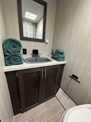 Shower, towels, soap, shampoo - Cozy RV in Tampa, Hyde Park area with WiFi, AC.  Close to UT, downtown.   (Tampa)