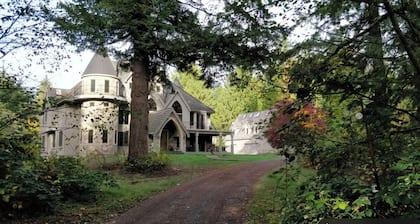 3BR Castle Guest House 1 King 2 Queens 1 sofa bed woods WiFi AC in Woodinville.