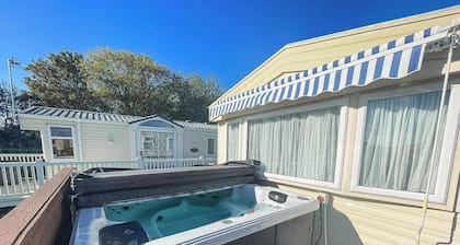 CaravanSleeps4-HotTub-Coastal-Parking-QuietRetreat