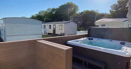 CaravanSleeps4-HotTub-Coastal-Parking-QuietRetreat