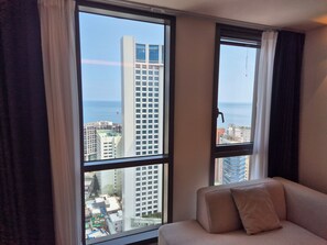 Premier Quadruple Room, Ocean View | Blackout curtains, soundproofing, iron/ironing board, free WiFi - The solid residence - Elbon by haeundae (Busan)