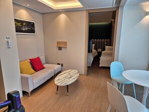 Superior fyrbäddsrum | Vardagsrum | Platt-tv