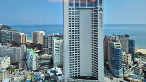 A high-rise hotel with a modern design, located near a beach. - The solid residence - Elbon by haeundae (Busan)