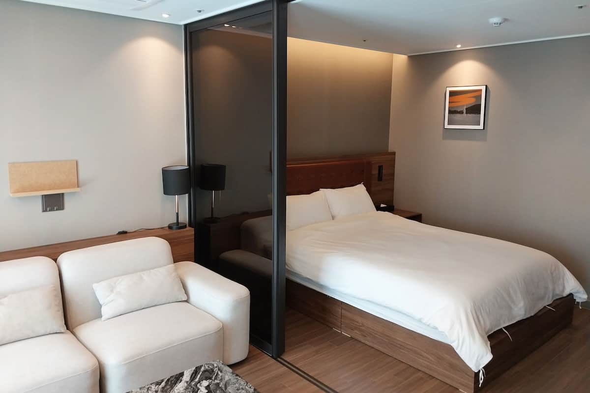 Deluxe Double Room, Partial Ocean View | Blackout drapes, soundproofing, iron/ironing board, free WiFi