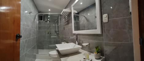 Chambre Confort | Salle de bain | Douche, serviettes fournies, savon, shampooing
