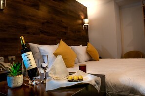 Suite Deluxe | Escritorio, espacio para trabajar con un portátil, cortinas opacas