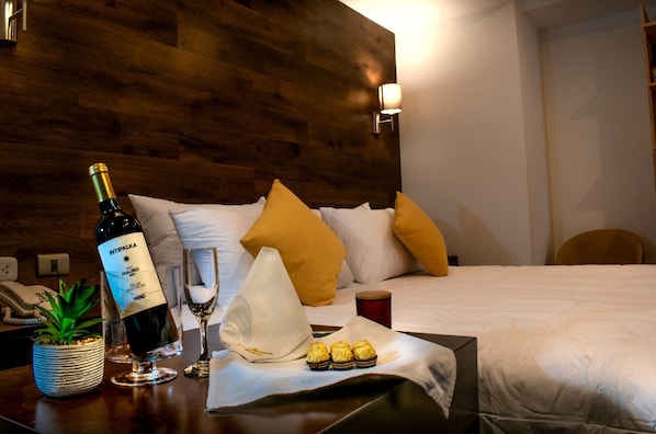 Deluxe Suite | Desk, laptop workspace, blackout drapes, iron/ironing board