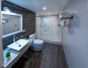 Kamar Comfort | Kamar mandi | Shower, handuk, sabun, dan sampo