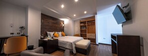 Desk, laptop workspace, blackout curtains, iron/ironing board - La Terraza Inn (Huancavelica)