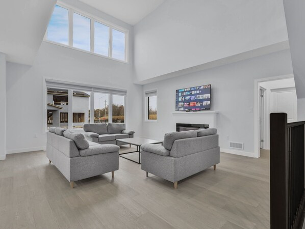 Smart TV, fireplace - Luxury 5BR London Escape: Perfect for Families & Groups! (London)