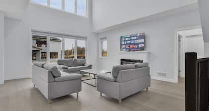 Modern Luxury 5BR Home: Perfect for Families & Groups!