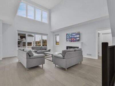 Modern Luxury 5BR Home: Perfect for Families & Groups!