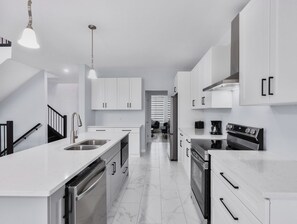 Fridge, microwave, oven, stovetop - Luxury 5BR London Escape: Perfect for Families & Groups! (London)