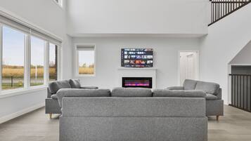 Una Smart TV, una chimenea