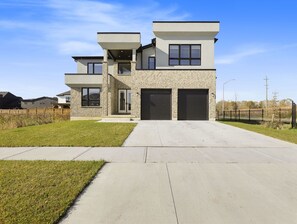 Exterior - Luxury 5BR London Escape: Perfect for Families & Groups! (London)