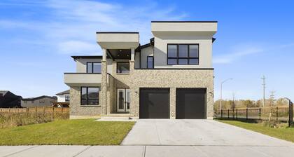 Luxury 5BR· Chef's Kitchen · Sleeps 10 · Premier Host