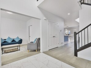 Interior - Luxury 5BR London Escape: Perfect for Families & Groups! (London)