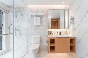 Deluxe-Zimmer, 1 Schlafzimmer | Badezimmer | Dusche, Hydromassagedusche, Designer-Toilettenartikel, Haartrockner