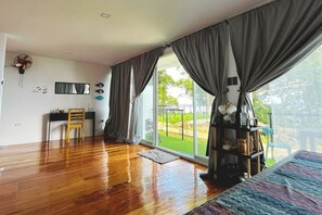 Safe på rommet, skrivebord, wi-fi (inkludert) og sengetøy