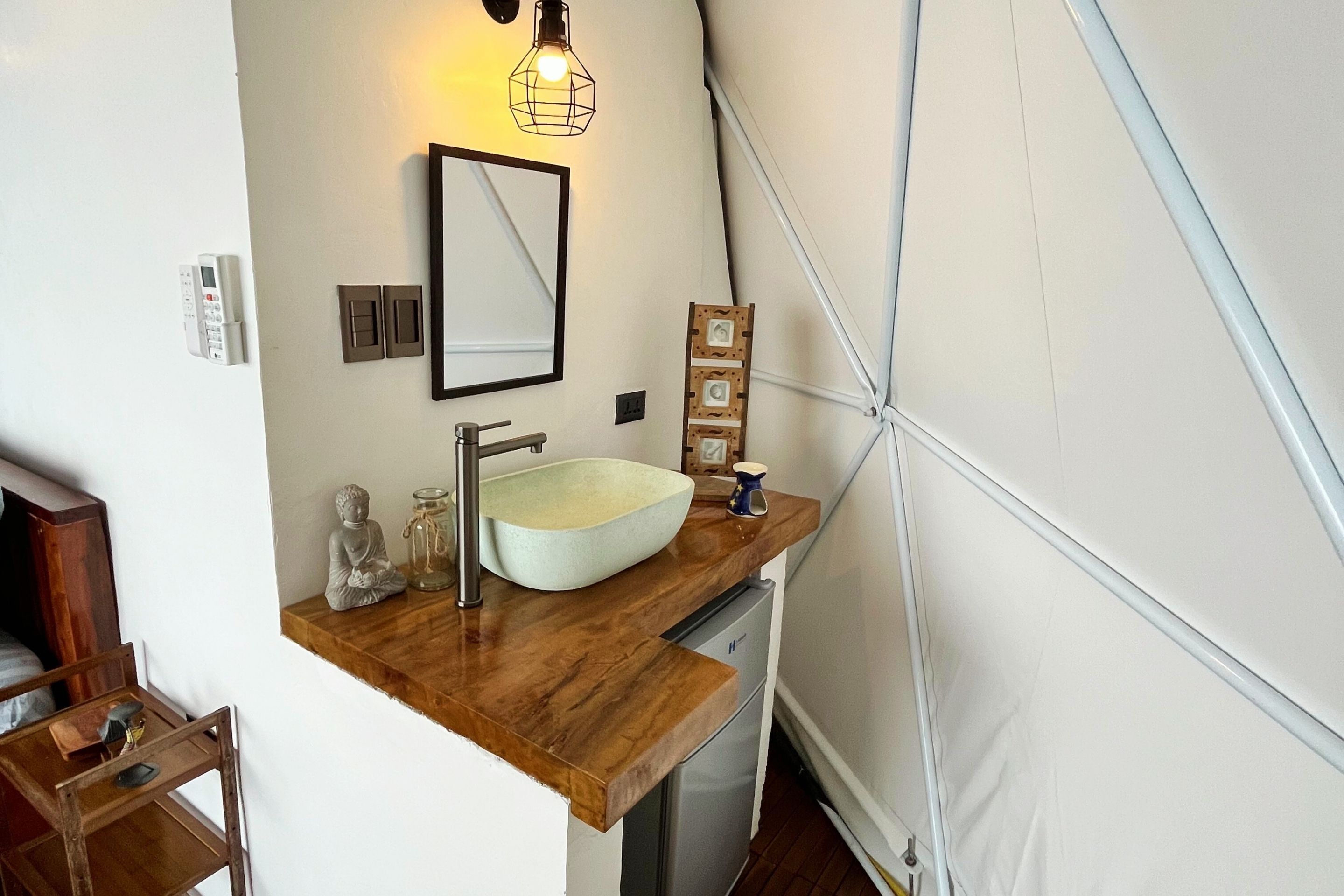 Tent | Badkamer | Een douche, een regendouche, gratis toiletartikelen, pantoffels