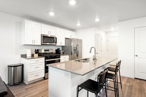 Kühlschrank, Mikrowelle, Ofen, Herdplatte