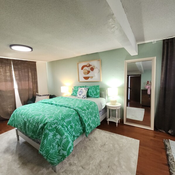 4 bedrooms, iron/ironing board, WiFi, bed sheets