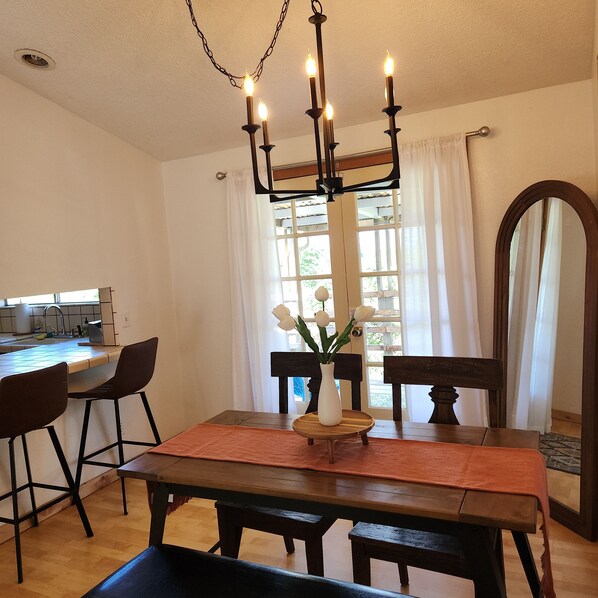 Dining - Hot tub, Near Autzen Stadium, deck and view (Springfield)