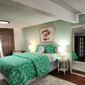 4 bedrooms, iron/ironing board, WiFi, bed sheets