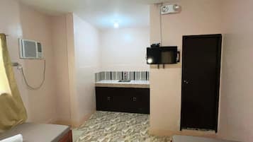 Habitación con 2 camas individuales | Escritorio y ropa de cama