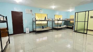 Dorm Room 10 pax | Escritorio y ropa de cama