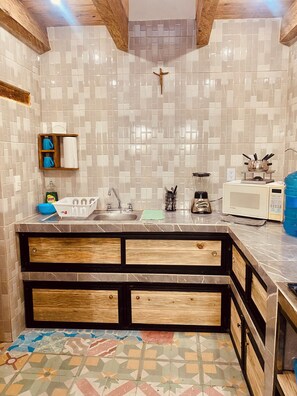 Mikroaaltouuni, kahvin-/teenkeitin, tehosekoitin