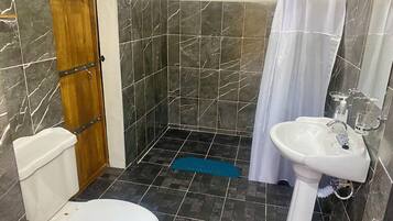 Ducha, secador de pelo, toallas, jabón