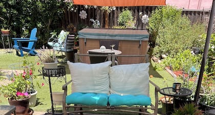 Willow Glen Getaway - Charming cottage with WiFi and Hot-tub