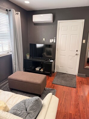 Smart TV - Willow Glen Getaway - Charming cottage with WiFi and Hot-tub (San Jose)