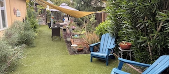 Willow Glen Getaway - Charming cottage with WiFi and Hot-tub