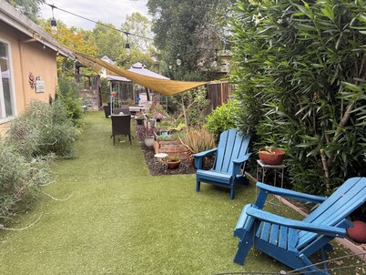 Willow Glen Getaway - Charming cottage with WiFi and Hot-tub