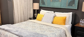Willow Glen Getaway - Charming cottage with WiFi and Hot-tub