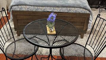 1 bedroom, desk, iron/ironing board, WiFi