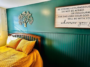 1 habitación, escritorio, tabla de planchar con plancha y cuna de viaje