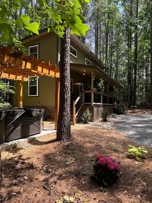 Outdoor spa tub - Pine Cone Cottage - Pine Cone Cottage (Hamptonville)