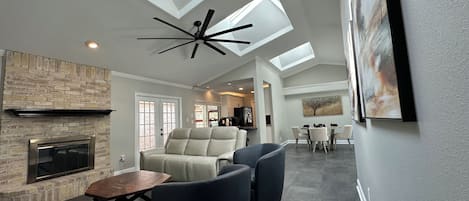 Smart TV, fireplace