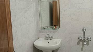 Deluxe Room | Bathroom