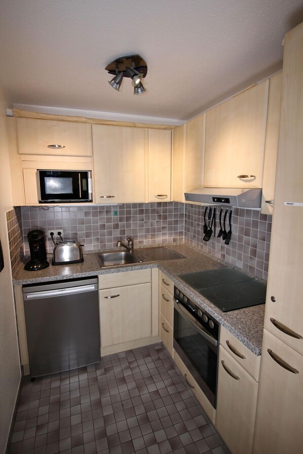 Fridge, microwave, oven, coffee/tea maker