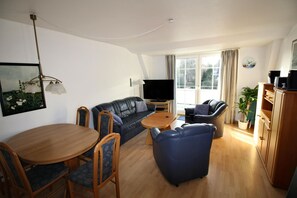 TV, stereo - Parkside No. 8 - Parkside No. 8: Cozy vacation apartment on Timmendorfer Strand (Timmendorfer Strand)